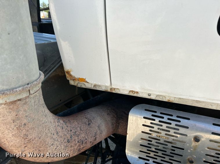 image for item NL9670 2004 International 7400 roll-off container truck