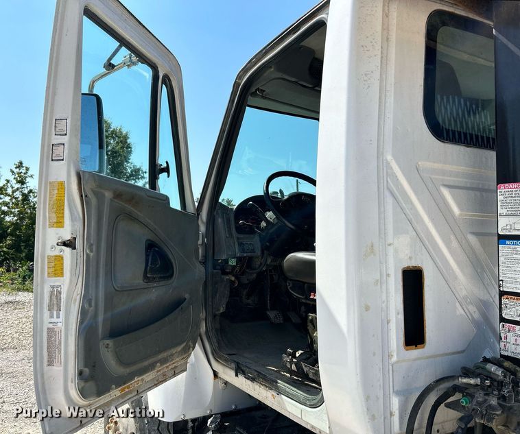 image for item NL9670 2004 International 7400 roll-off container truck