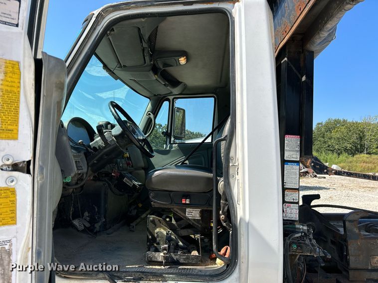 image for item NL9670 2004 International 7400 roll-off container truck