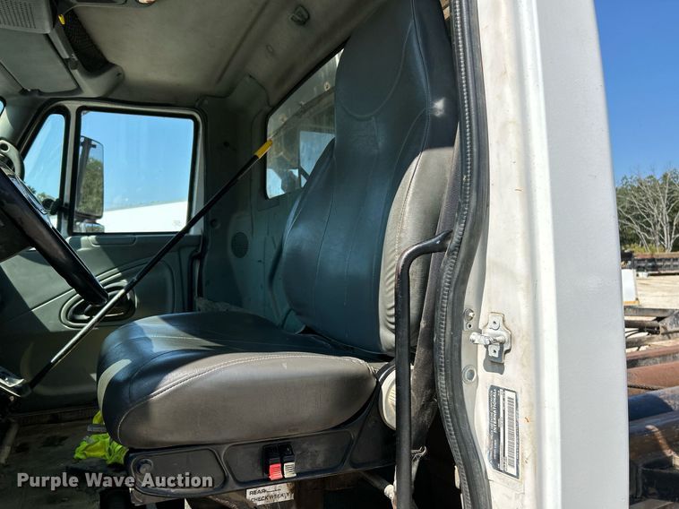 image for item NL9670 2004 International 7400 roll-off container truck