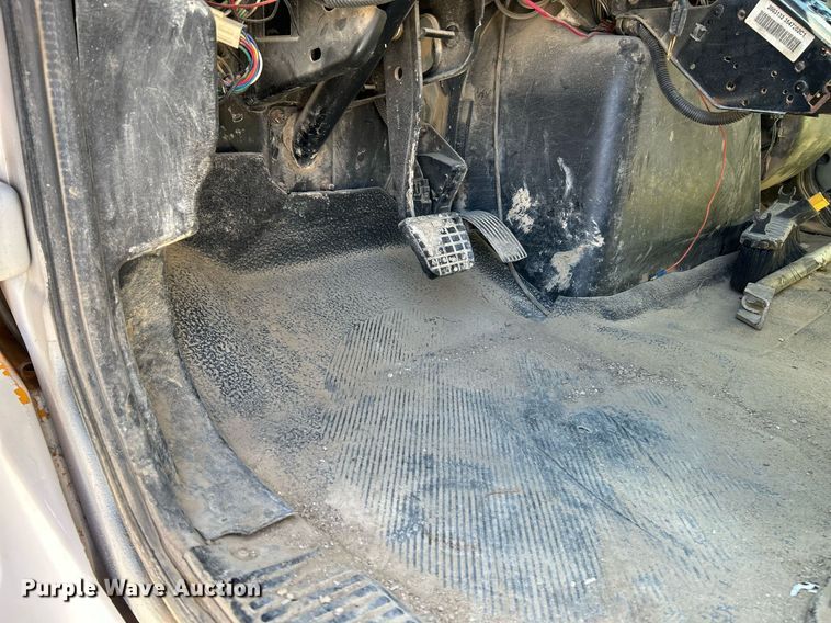 image for item NL9670 2004 International 7400 roll-off container truck