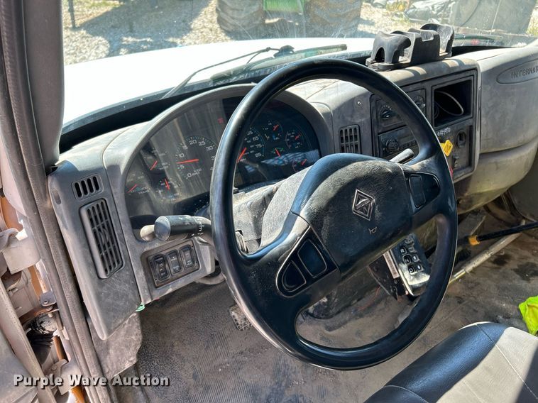 image for item NL9670 2004 International 7400 roll-off container truck