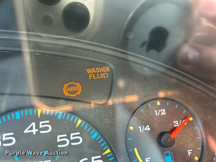 image for item NL9670 2004 International 7400 roll-off container truck