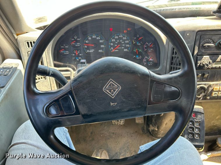 image for item NL9670 2004 International 7400 roll-off container truck