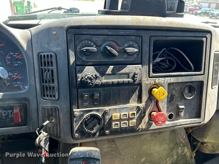 image for item NL9670 2004 International 7400 roll-off container truck