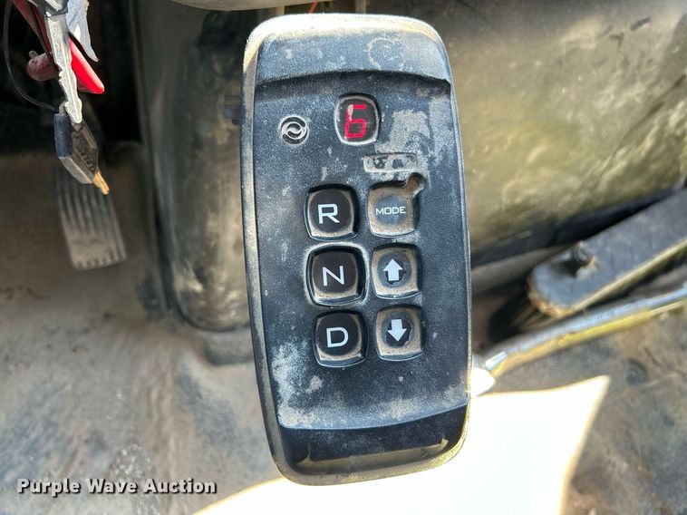 image for item NL9670 2004 International 7400 roll-off container truck