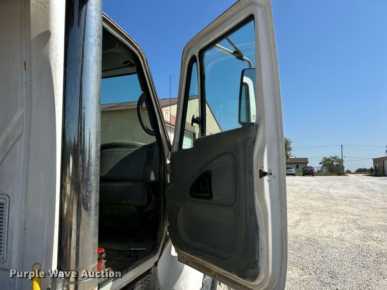 image for item NL9670 2004 International 7400 roll-off container truck