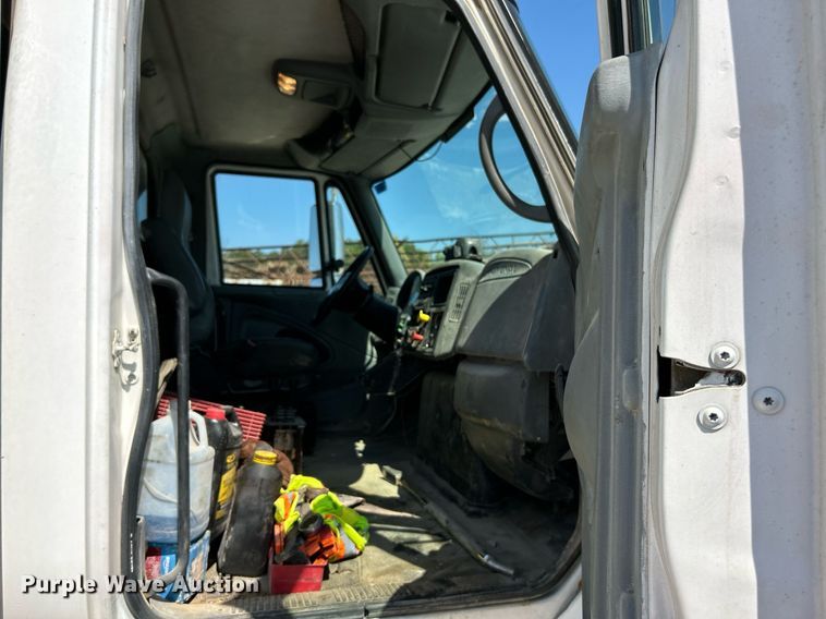 image for item NL9670 2004 International 7400 roll-off container truck