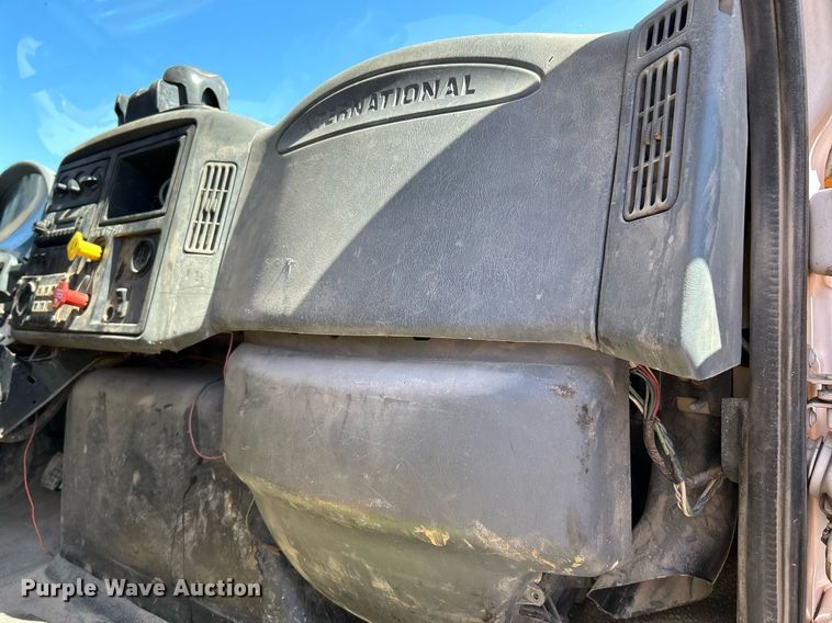 image for item NL9670 2004 International 7400 roll-off container truck