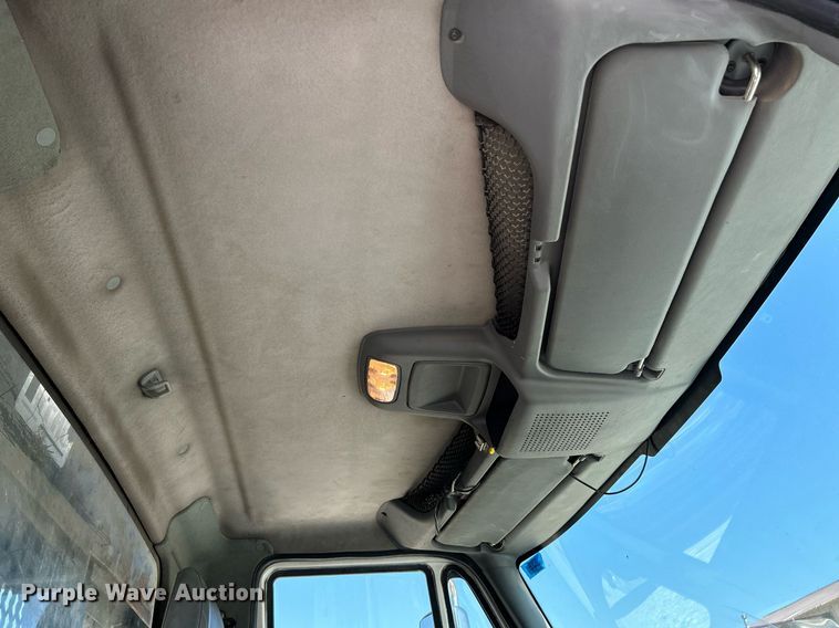 image for item NL9670 2004 International 7400 roll-off container truck