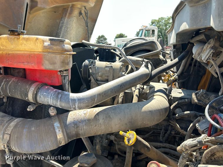 image for item NL9670 2004 International 7400 roll-off container truck