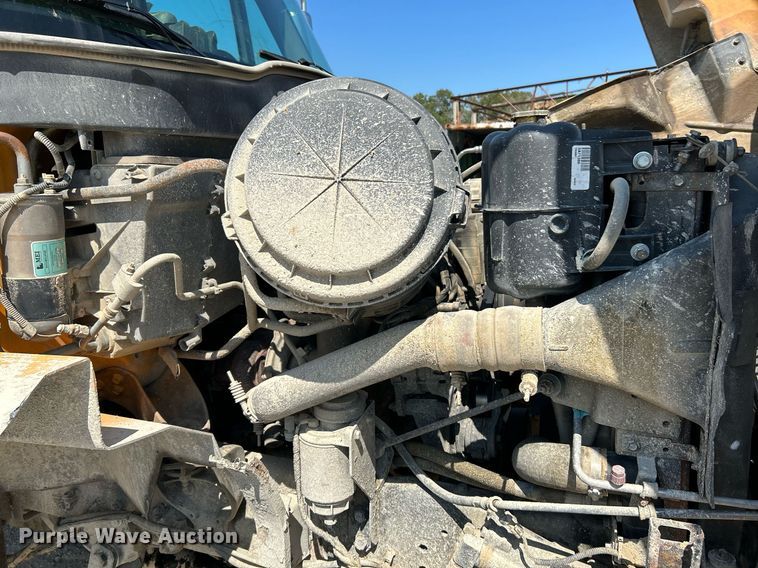 image for item NL9670 2004 International 7400 roll-off container truck