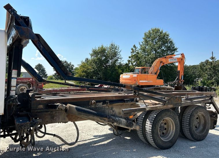 image for item NL9670 2004 International 7400 roll-off container truck