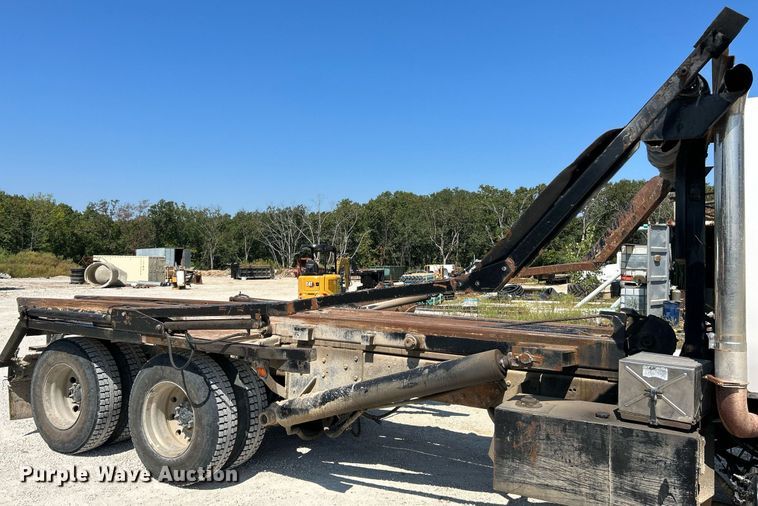 image for item NL9670 2004 International 7400 roll-off container truck