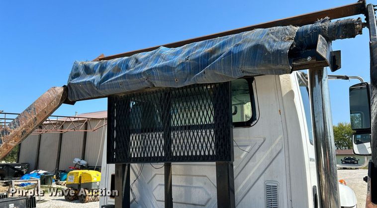 image for item NL9670 2004 International 7400 roll-off container truck