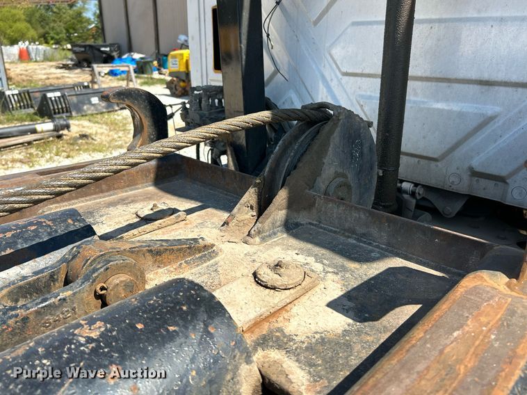 image for item NL9670 2004 International 7400 roll-off container truck