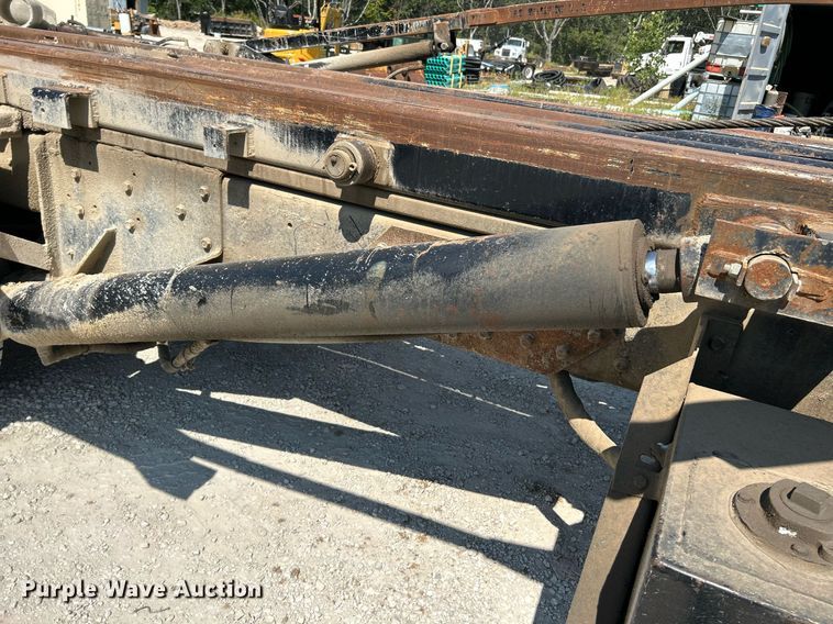 image for item NL9670 2004 International 7400 roll-off container truck