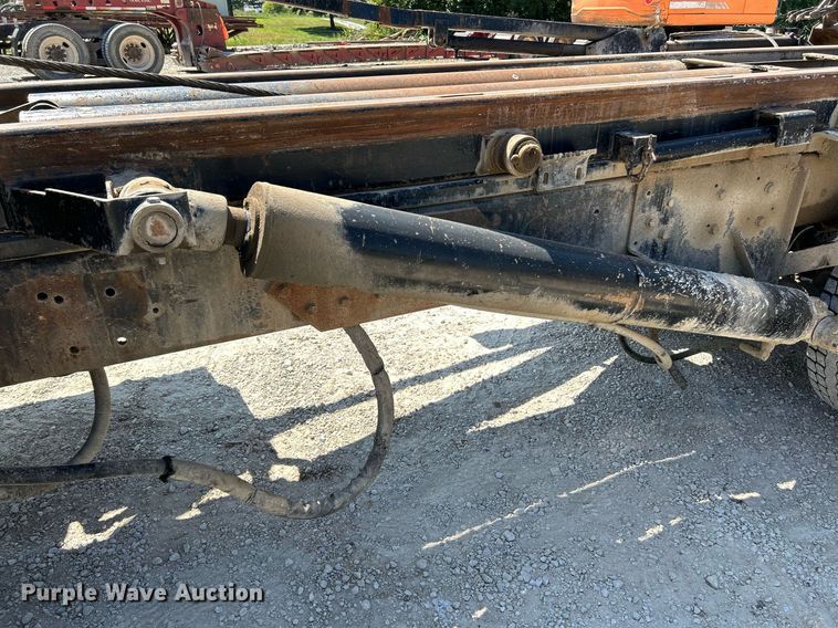 image for item NL9670 2004 International 7400 roll-off container truck