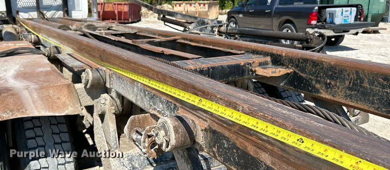 image for item NL9670 2004 International 7400 roll-off container truck