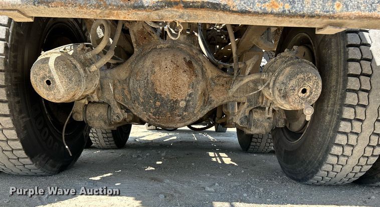 image for item NL9670 2004 International 7400 roll-off container truck