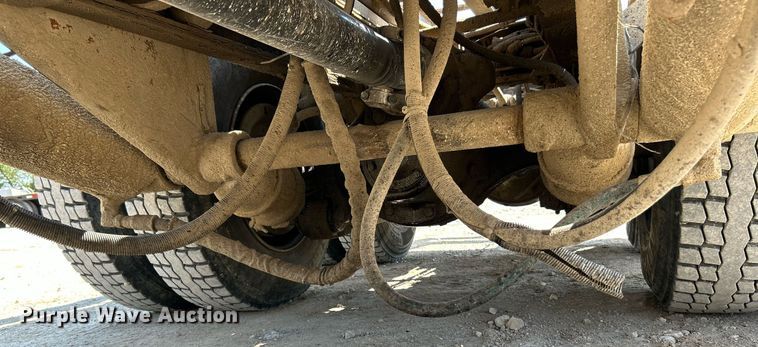 image for item NL9670 2004 International 7400 roll-off container truck