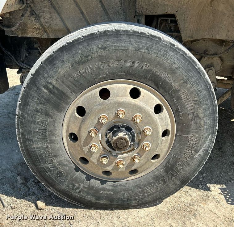 image for item NL9670 2004 International 7400 roll-off container truck