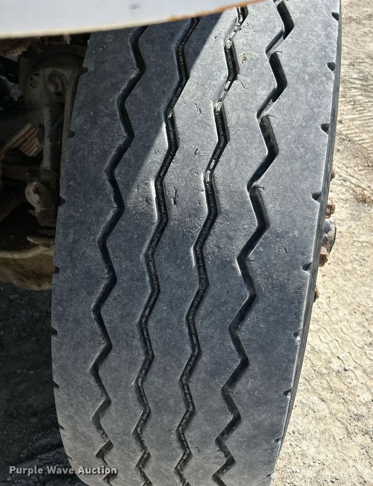 image for item NL9670 2004 International 7400 roll-off container truck