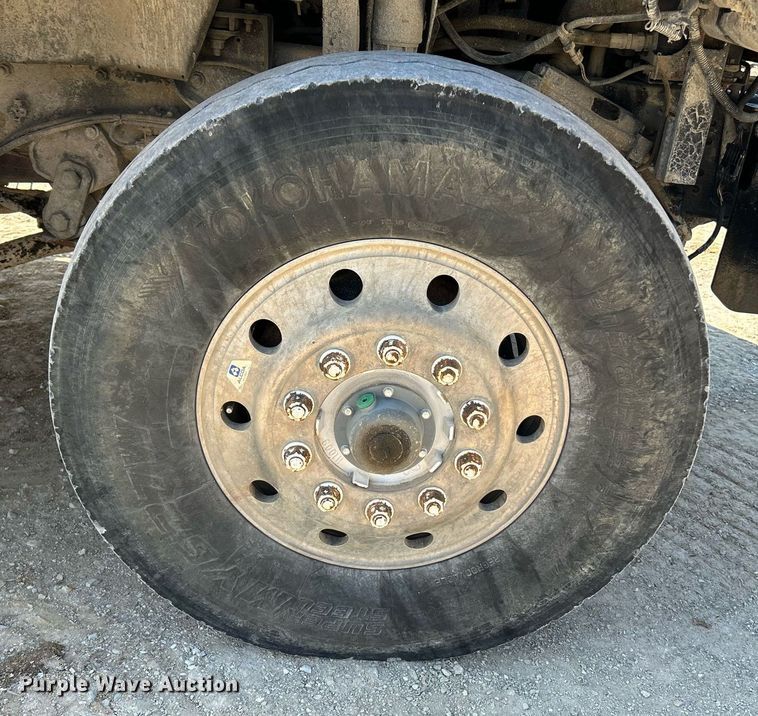 image for item NL9670 2004 International 7400 roll-off container truck