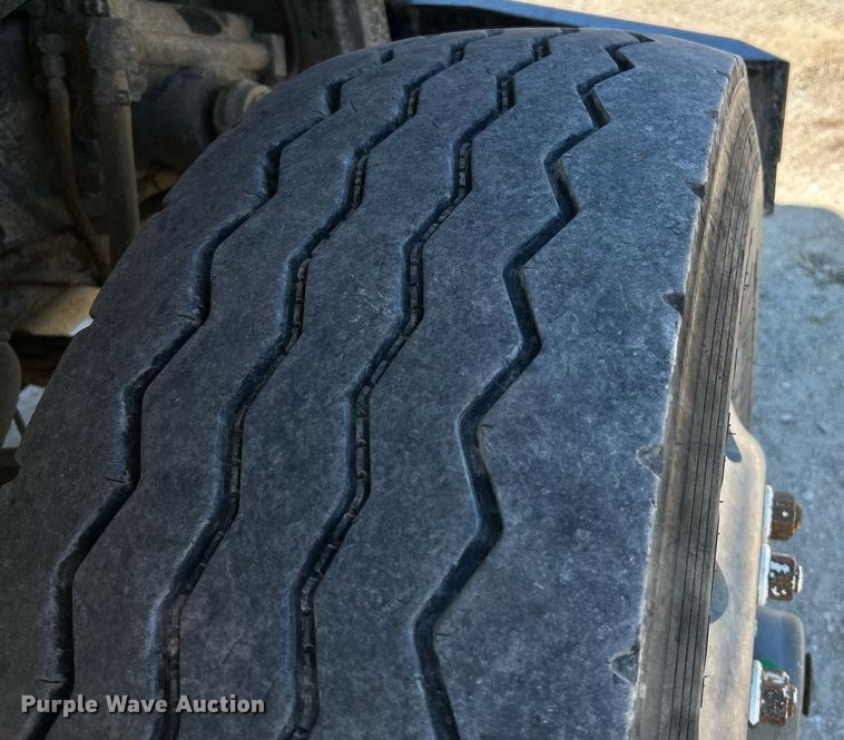 image for item NL9670 2004 International 7400 roll-off container truck