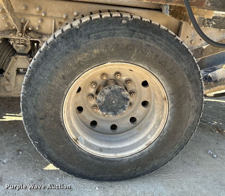 image for item NL9670 2004 International 7400 roll-off container truck