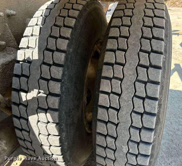 image for item NL9670 2004 International 7400 roll-off container truck