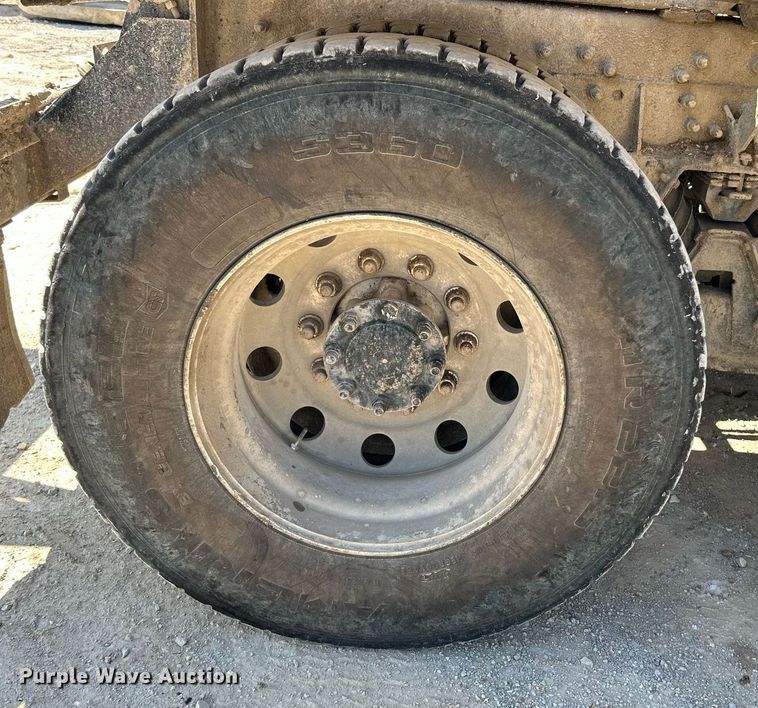 image for item NL9670 2004 International 7400 roll-off container truck