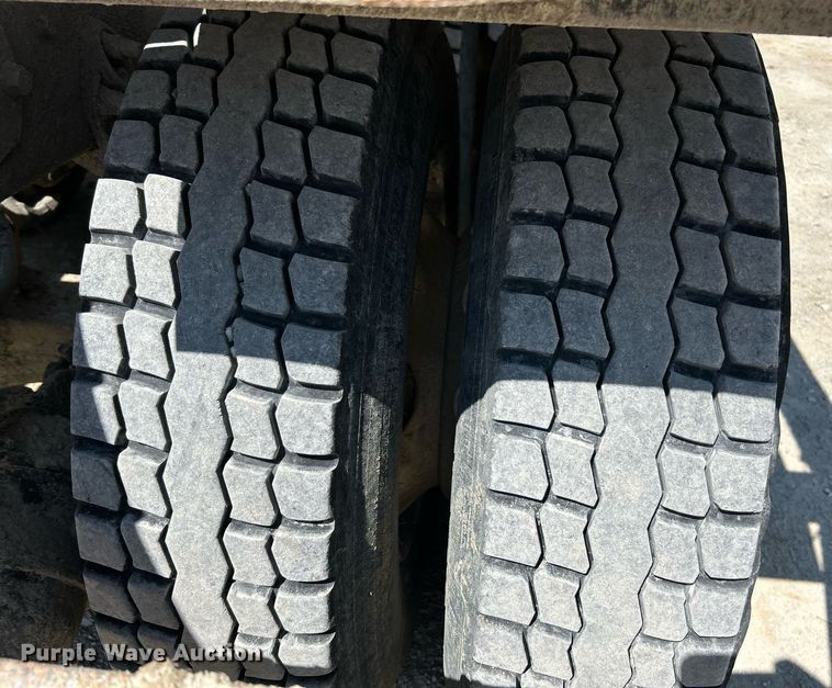 image for item NL9670 2004 International 7400 roll-off container truck