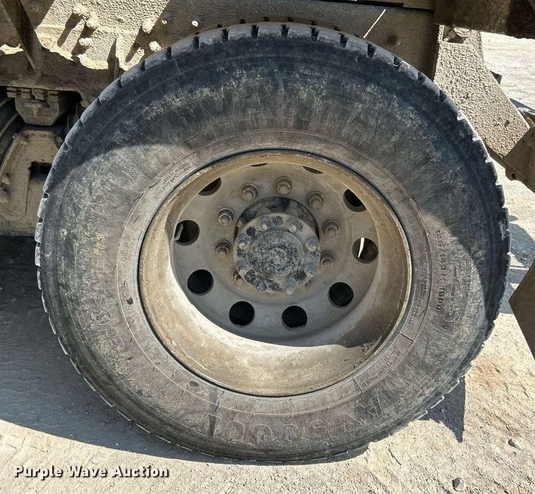 image for item NL9670 2004 International 7400 roll-off container truck