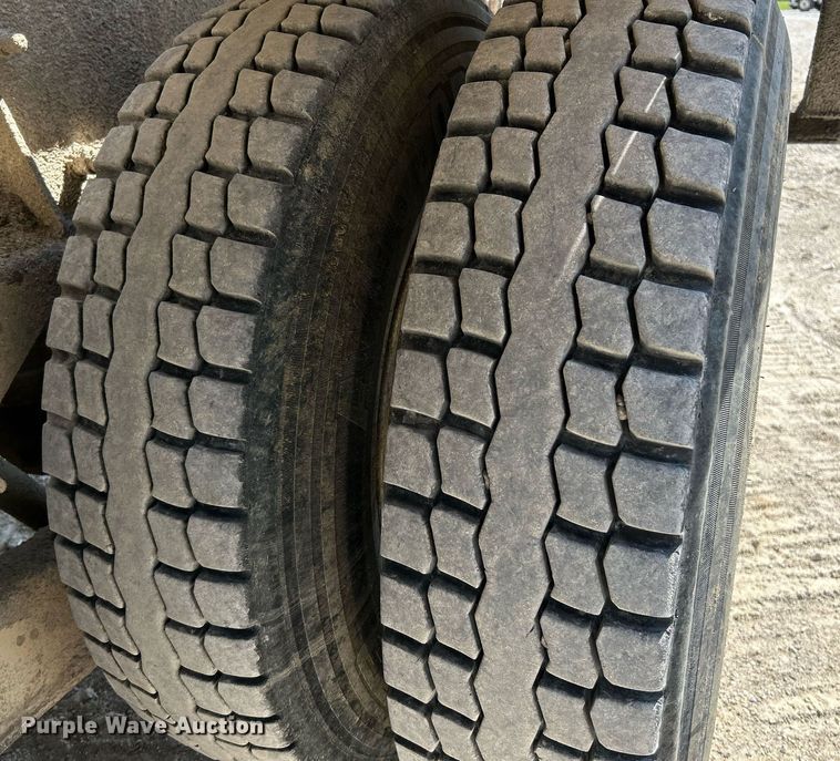 image for item NL9670 2004 International 7400 roll-off container truck