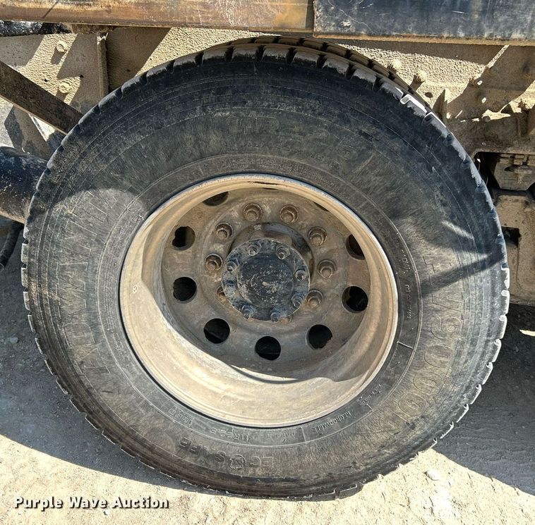 image for item NL9670 2004 International 7400 roll-off container truck