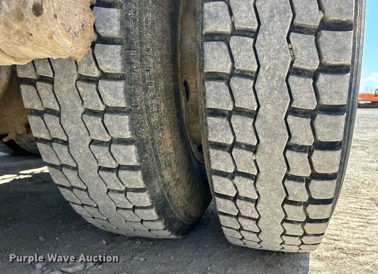 image for item NL9670 2004 International 7400 roll-off container truck