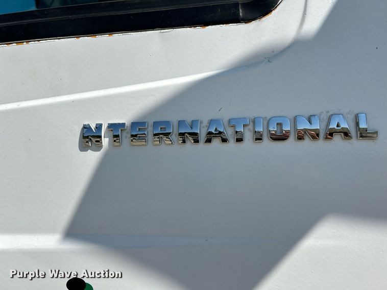 image for item NL9670 2004 International 7400 roll-off container truck