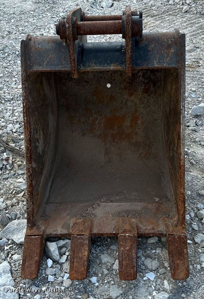 image for item NL9696 Komatsu  24" W excavator bucket