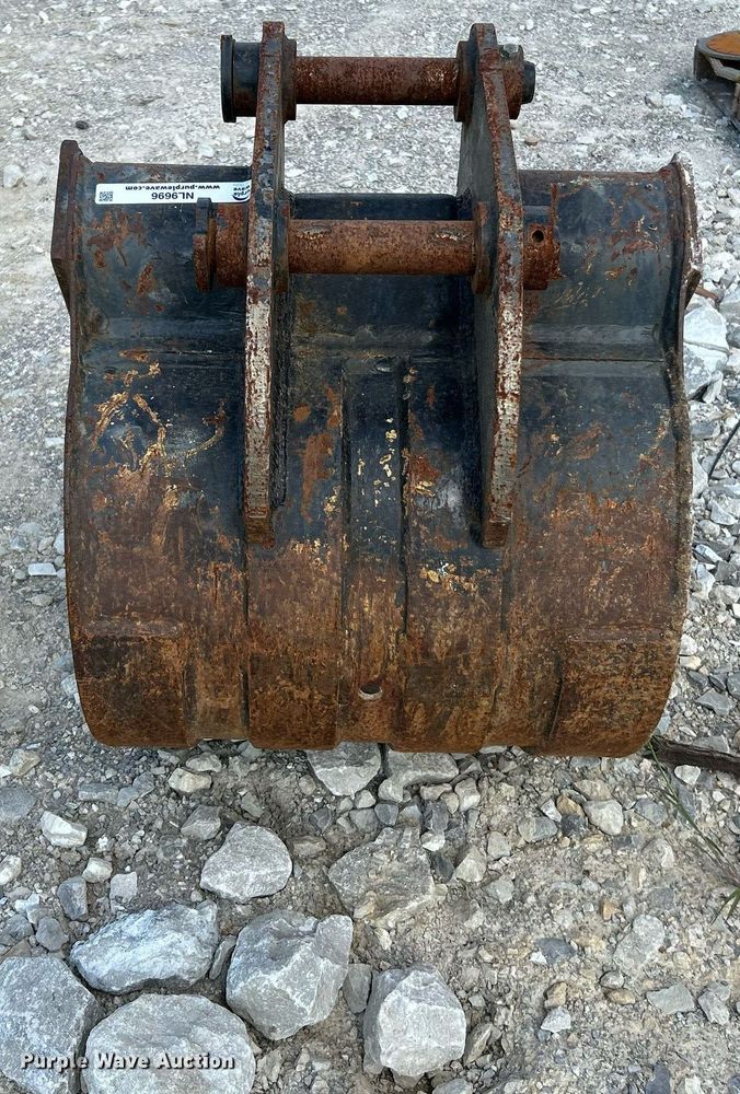 image for item NL9696 Komatsu  24" W excavator bucket