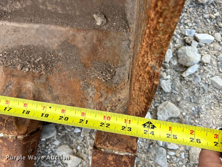 image for item NL9696 Komatsu  24" W excavator bucket