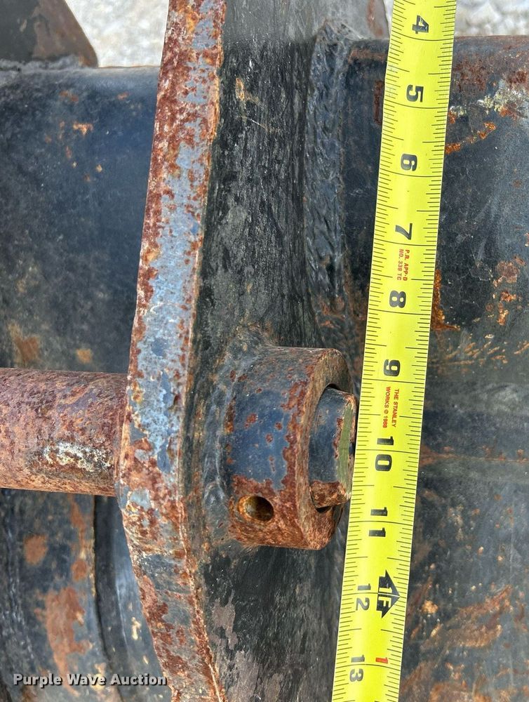 image for item NL9696 Komatsu  24" W excavator bucket