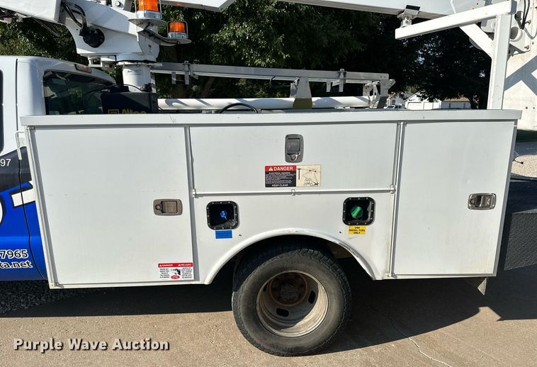 image for item NP9478 2011 Ford  F350 Super Duty bucket truck