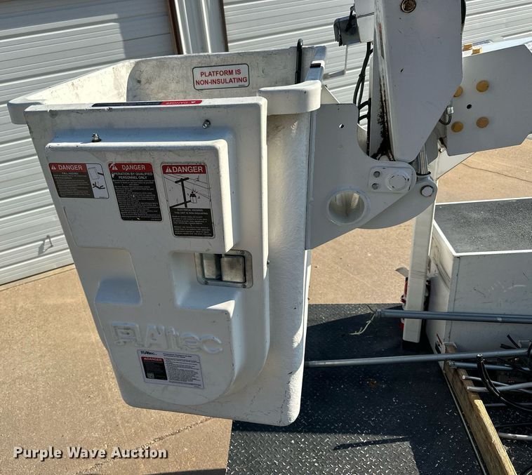 image for item NP9478 2011 Ford  F350 Super Duty bucket truck