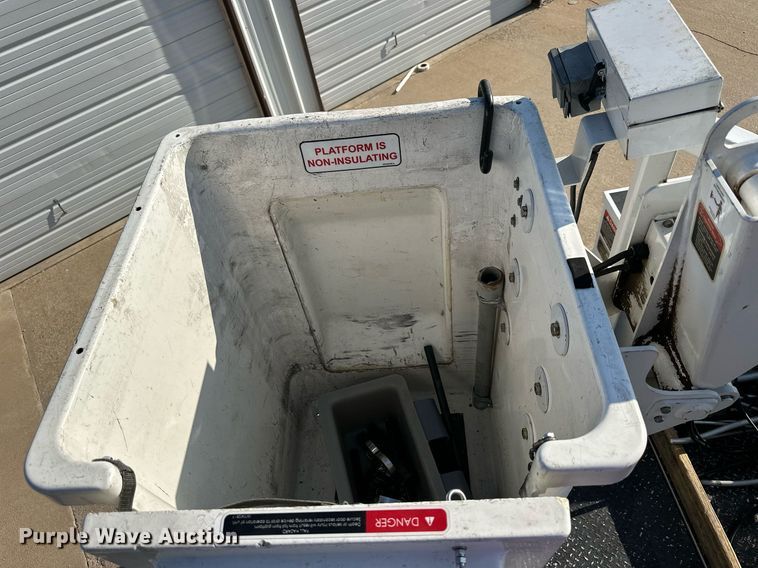 image for item NP9478 2011 Ford  F350 Super Duty bucket truck