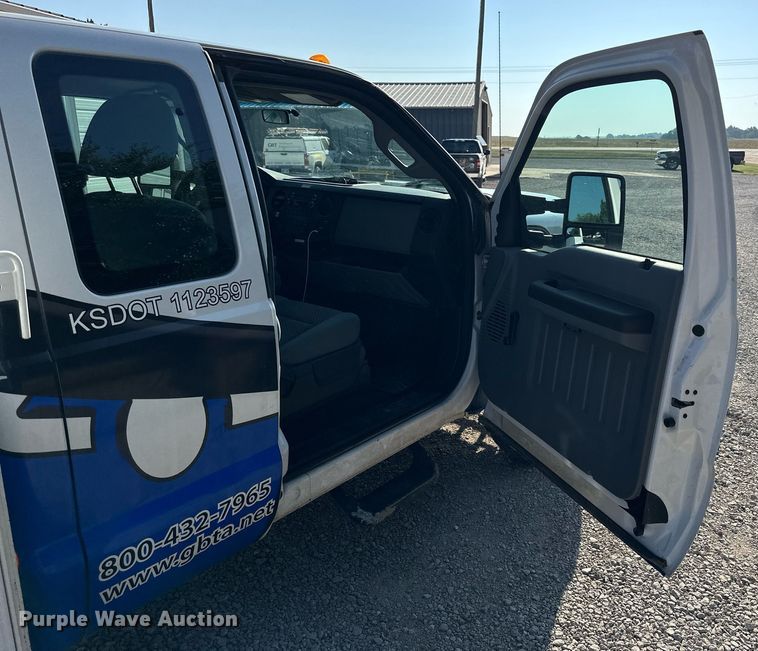 image for item NP9478 2011 Ford  F350 Super Duty bucket truck