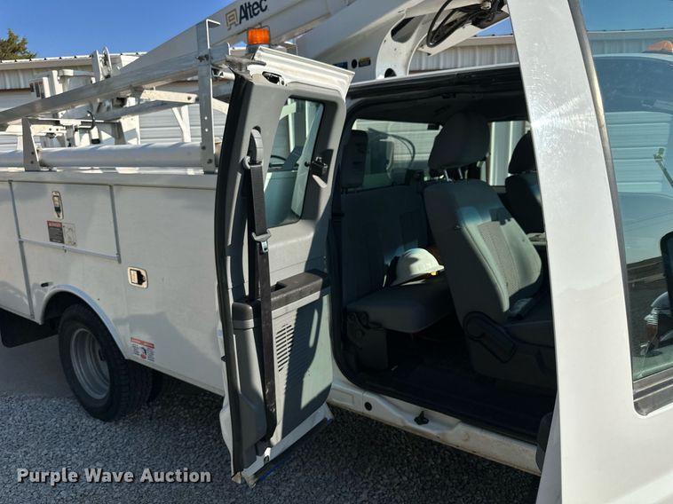 image for item NP9478 2011 Ford  F350 Super Duty bucket truck