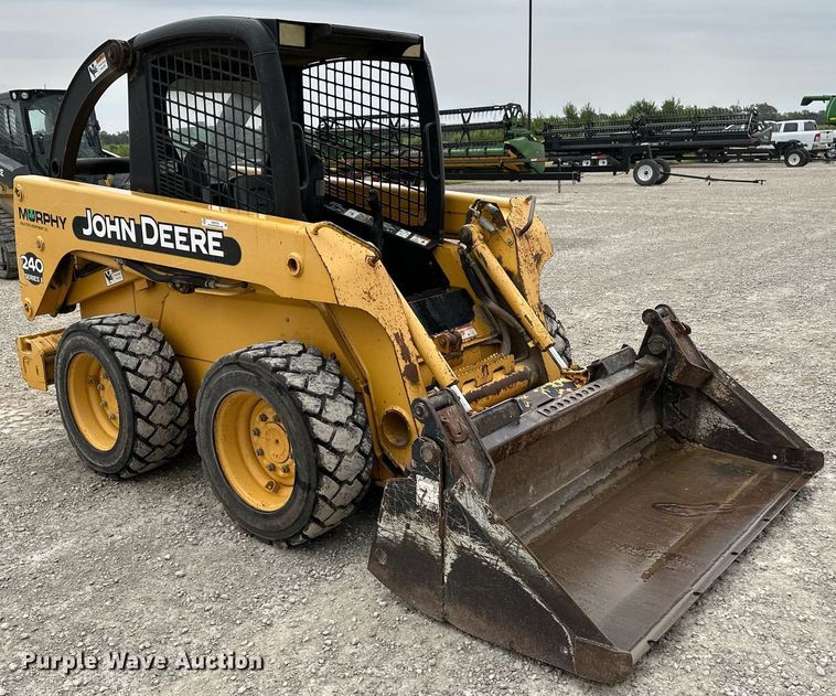 image for item NX9735 2004 John Deere 240 Series II  skid steer loader