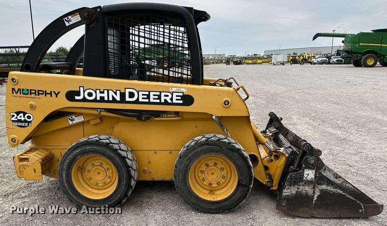 image for item NX9735 2004 John Deere 240 Series II  skid steer loader