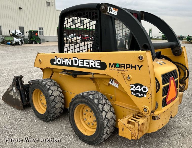 image for item NX9735 2004 John Deere 240 Series II  skid steer loader